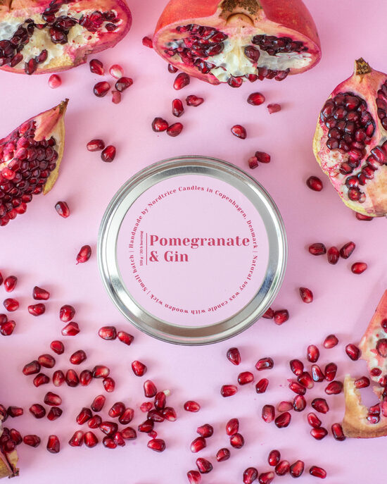 NORDTRICE "hand-made" aromātiskā sojas vaska svece +/-20h, granātāboli & džins